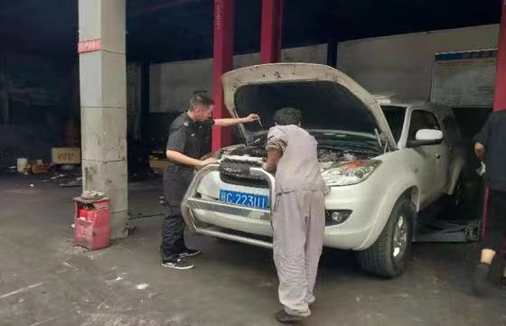 對故障車輛進行維修.jpg